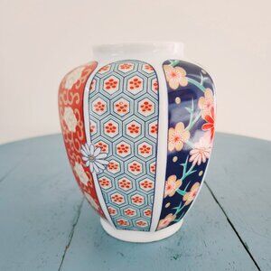 ARITA Octagon Imari Style Japanese Porcelain Multicolor Ginger Jar
